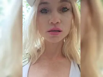 Bongacams Sex Cam of AlinaLoves