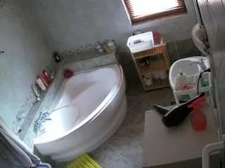 Camsoda Adult Webcam of voyeurcam-julmodels-bath-1st-2