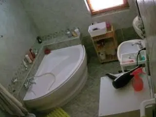 Camsoda Live Sex Cam of voyeurcam-julmodels-bath-1st-2