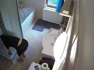 Camsoda Free Porn Cam of voyeurcam-julmodels-bath-2nd-2