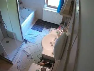 Camsoda Adult Webcams of voyeurcam-julmodels-bath-2nd-2