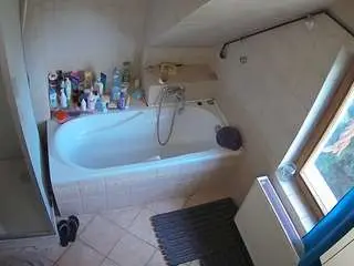 Camsoda Sex Cam of voyeurcam-julmodels-bath-2nd-1