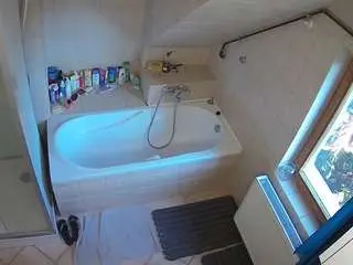 Camsoda Sex Chat of voyeurcam-julmodels-bath-2nd-1