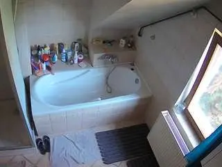Camsoda Adult Webcam of voyeurcam-julmodels-bath-2nd-1