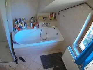 Camsoda Nude Webcam of voyeurcam-julmodels-bath-2nd-1