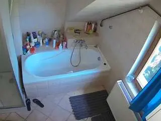 Camsoda Private Sex Chat of voyeurcam-julmodels-bath-2nd-1