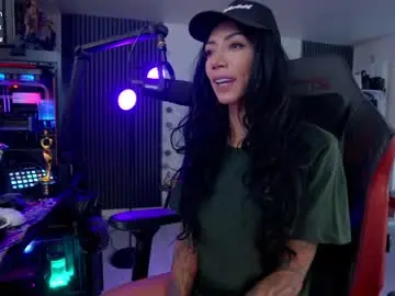 Chaturbate Live Sex Cam of evelyne92