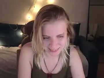 Chaturbate Live Sex Cam of viki_charm