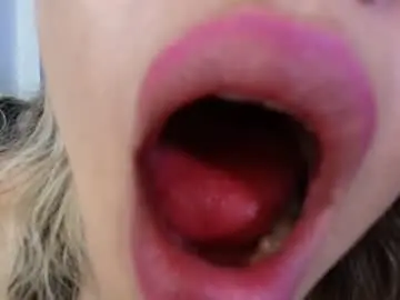 Chaturbate Live Sex Cam of marie_hss