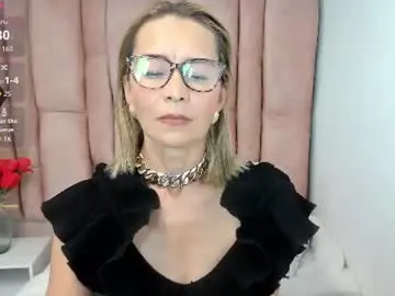 Chaturbate Live Sex Cam of issa_milf__