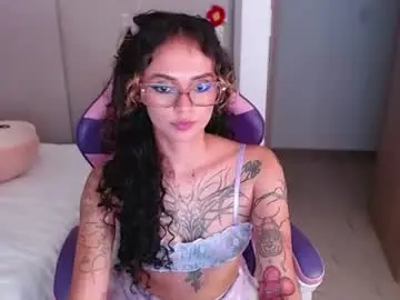 Chaturbate Live Sex Cam of bluee_v