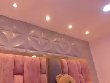 Chaturbate Live Sex Cam of charlotte_icee