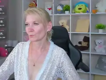 Chaturbate Live Sex Cam of julie_lucasss