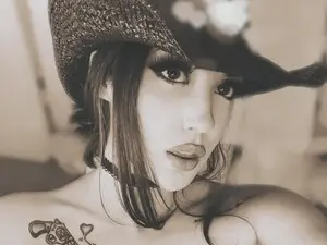 Myfreecams Live Sex Cam of EMMEL1NE