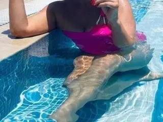 Streamate Nude Webcam of HornyHarriet_XX