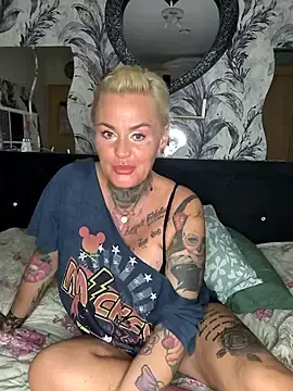 Stripchat Free Live Porn of InkedMissLaBaehm