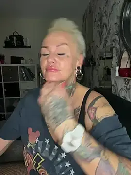 Stripchat Sex Cam of InkedMissLaBaehm