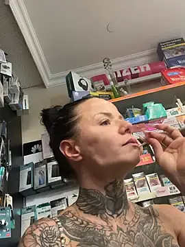 Stripchat Live Sex Cam of SkinnyLilly