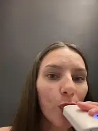 Stripchat Live Sex Cam of ElaraTiara