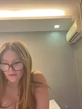Stripchat Live Sex Cam of cherryrosealiee