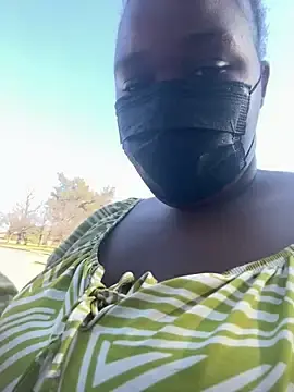 Stripchat Live Sex Cam of MaskedBootyLicious28