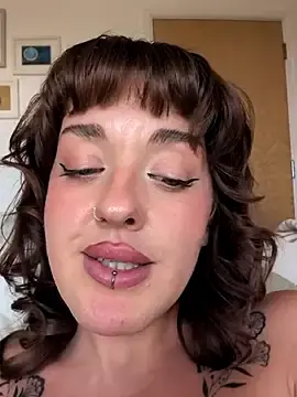 Stripchat Live Sex Cam of Petite_Juicy_Olive