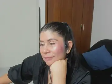 Stripchat Live Sex Cam of kiraGeiner