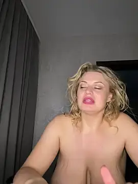 Stripchat Adult Webcam of Evellyn