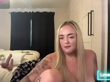 Stripchat Adult Webcam of CurvyWetWife