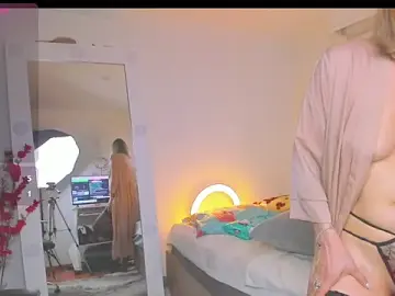Stripchat Sex Cam of SharonVelvet