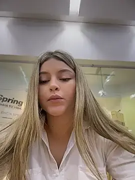Stripchat Live Sex Cam of lunablossom_