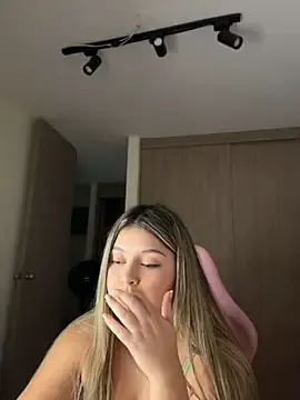 Stripchat Free Porn Cam of lunablossom_