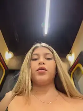 Stripchat Free Porn Cam of lunablossom_