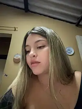 Stripchat Free Porn Cam of lunablossom_