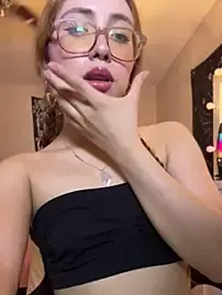 Stripchat Free Porn Cam of HoneyAndFlowers21