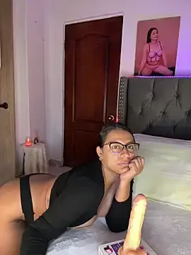 Stripchat Live Sex Cam of ema_zoe