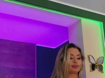 Stripchat Sex Cam of LoraDevine